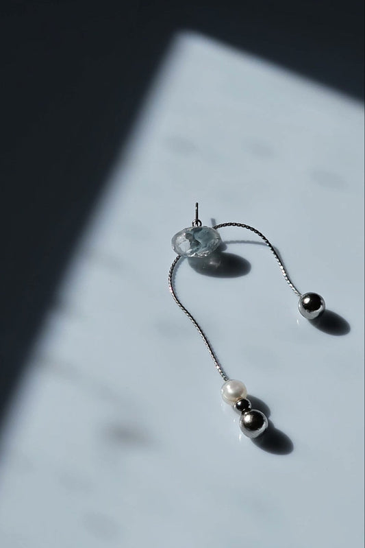 NAMI multiway drop earring with detachable chain and adjustable freshwater pearl, inspired by ocean waves, in hand-mixed silvery-blue tones.