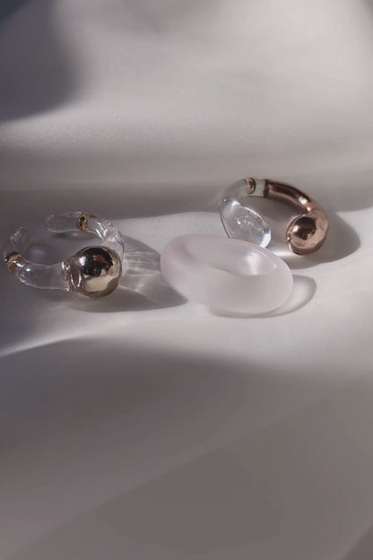 Model showcasing how to stack 3 rings in different variations - MITSUKi gold orb ring, TORORI gold sculptural ring and KIRI frosty ring.