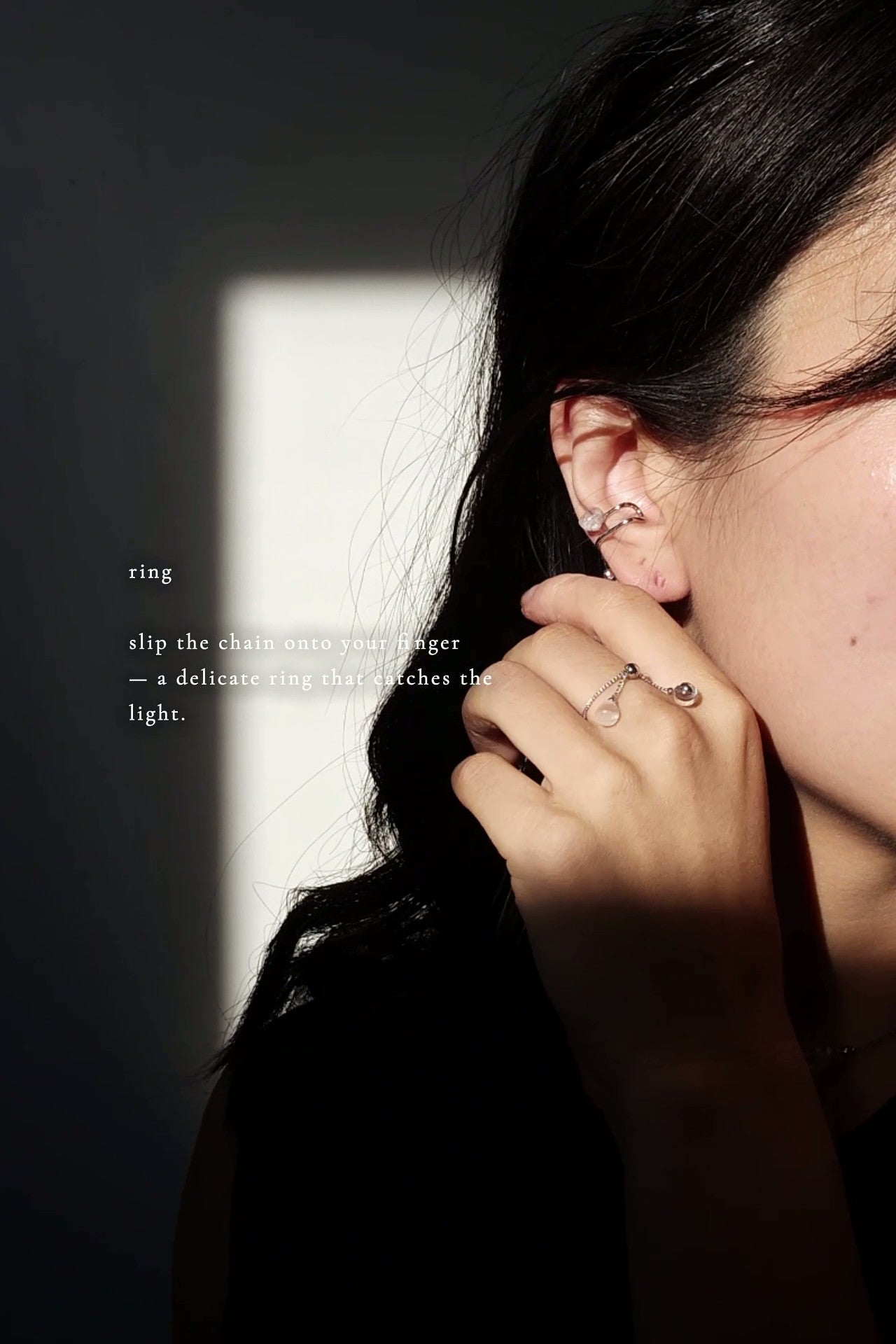 Model styling the detachable chain charm of REI ear cuff & ring on the middle finger to showcase it can be worn as a ring.