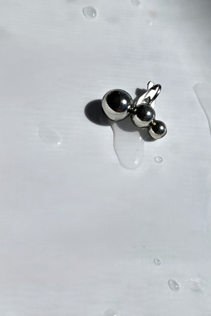 TSUBU mini silber climber features 3 different sizes of orbs. It fits the curve of our ear. No piercing holes required.