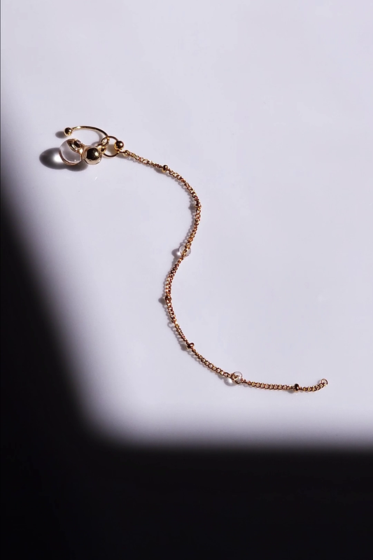 RO gold / chain ear cuff